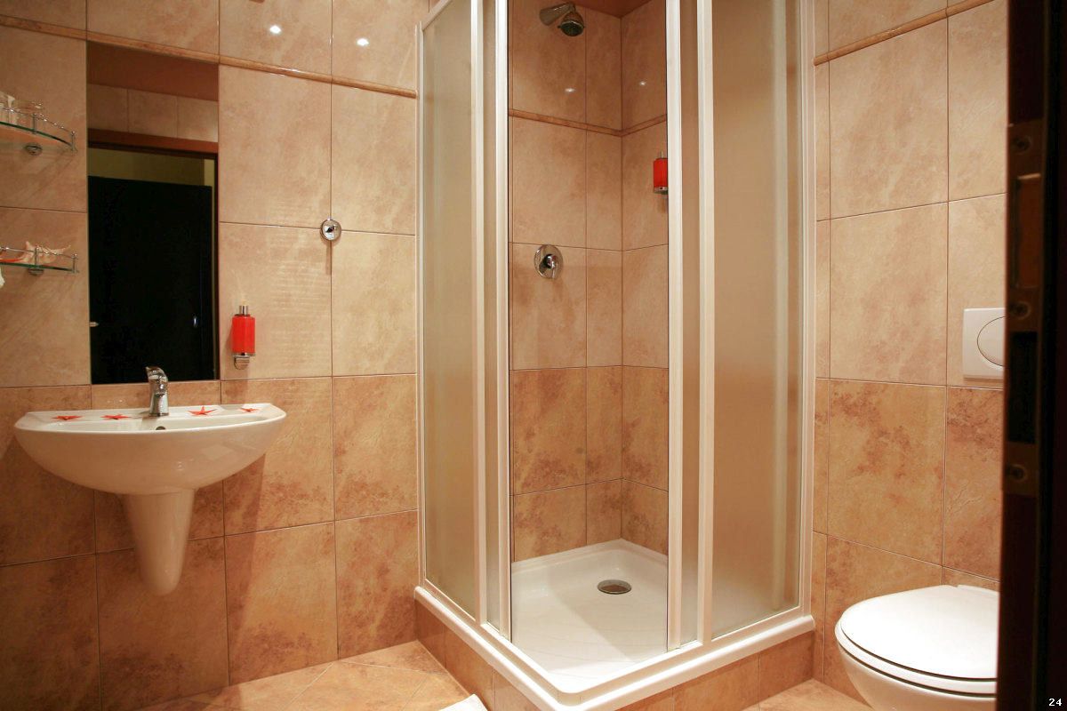 Что выбрать: номер гостиницы в Барнауле с ванной или душевой кабиной?
