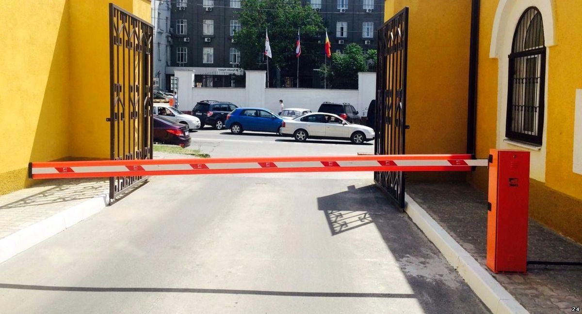 Бронирование гостиницы, где есть парковка со шлагбаумом