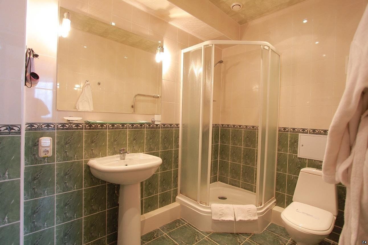 Ванна или душевая кабина в номере гостиницы Барнаула: что лучше?